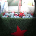 Kunstrasen Pflanzgefäß mit Weihnachtsdekoration